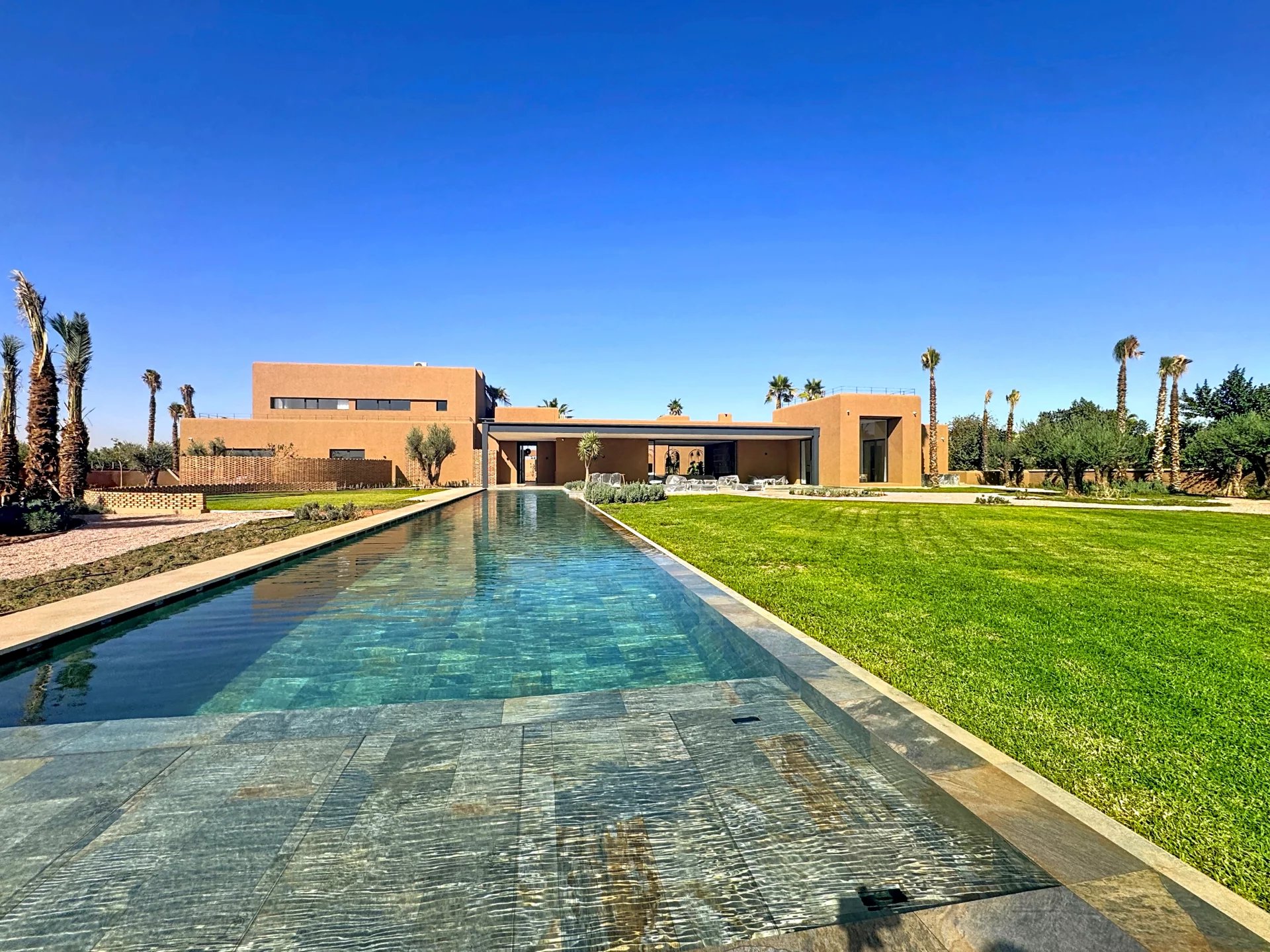 VILLA D'EXCEPTION A DEUX PAS DES GOLFS