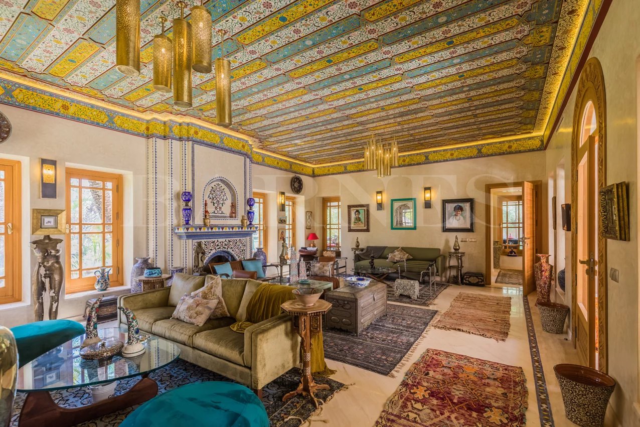 Palais oriental dans un beau secteur de la palmeraie Dar Tounsi de MARRAKECH à vendre .
