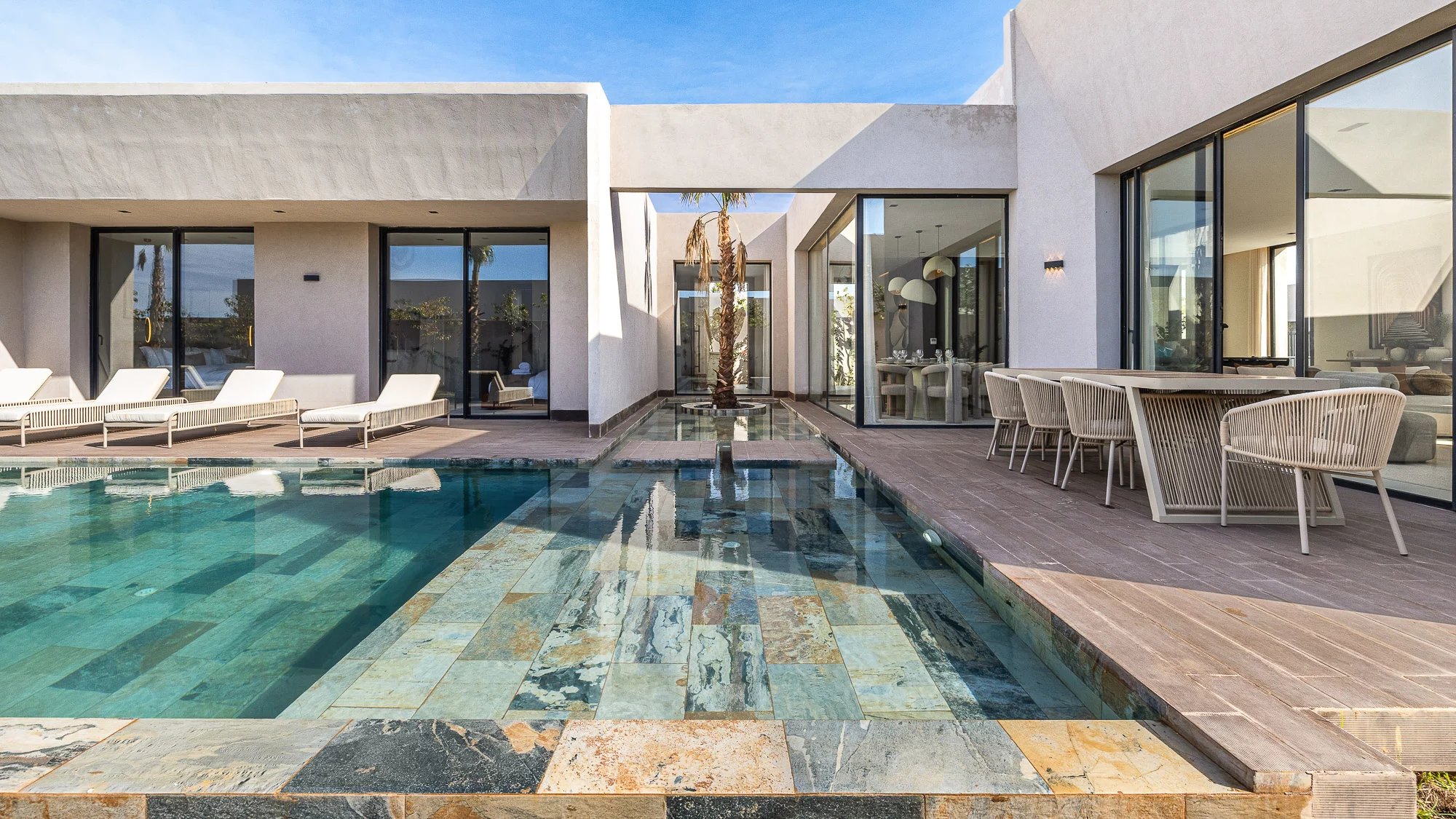 Contemporary single-storey villa - 5 suites