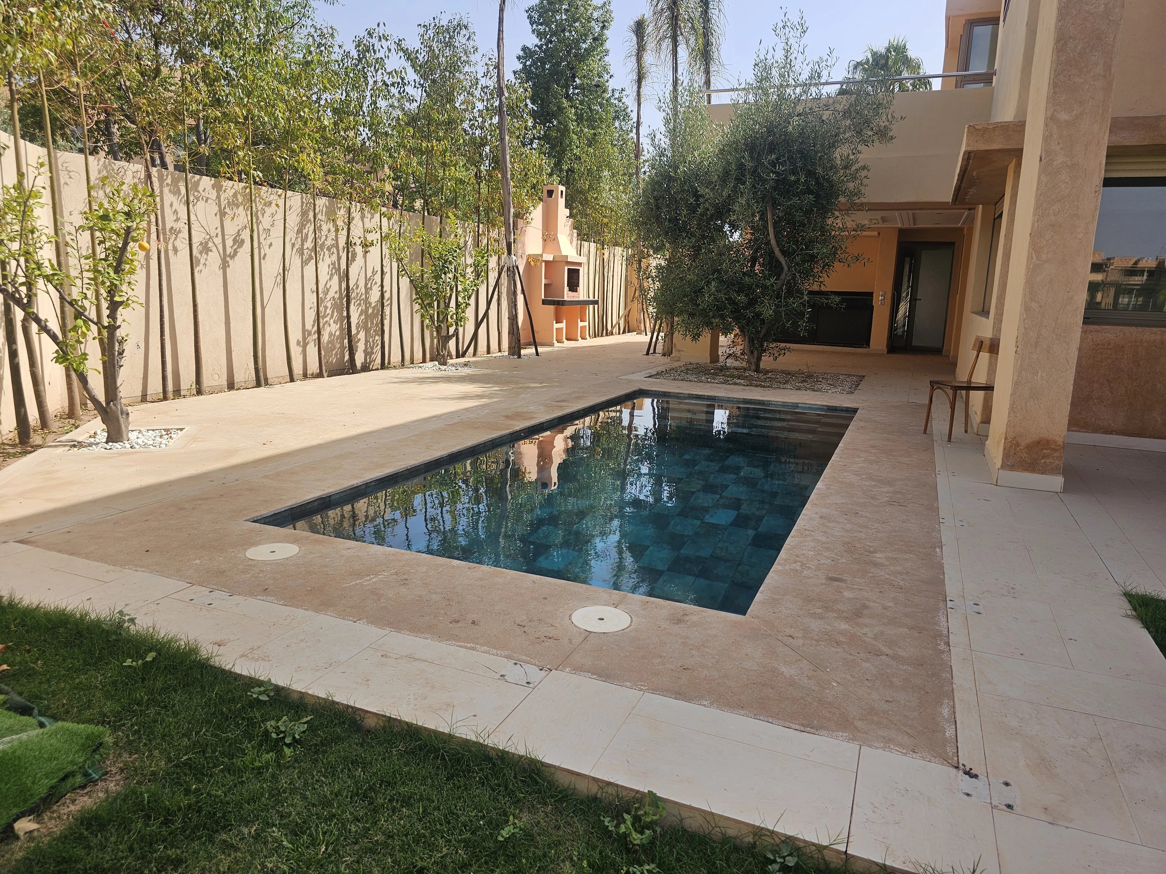 Villa contemporaine sur golf à proximité du centre-ville