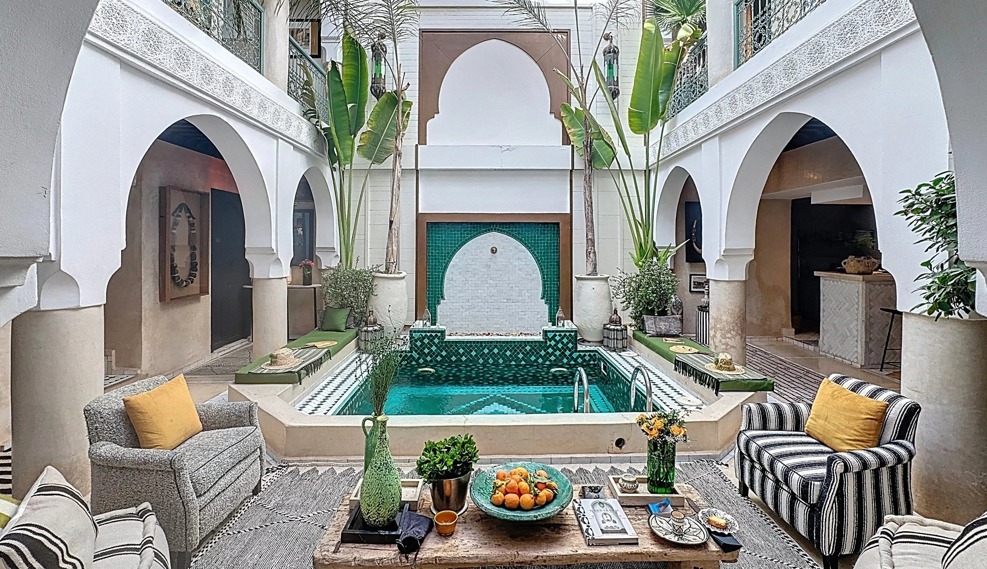 RIAD DE PRESTIGE A VENDRE – PISCINE CHAUFFEE ET ROOFTOP AU CŒUR DE LA MEDINA