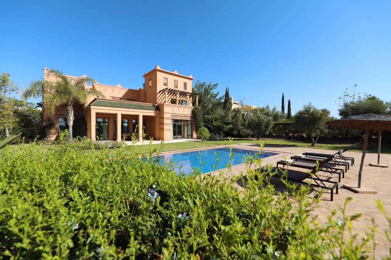FOR SALE – ELEGANT PRESTIGE VILLA ON THE FIRST LINE OF GOLF