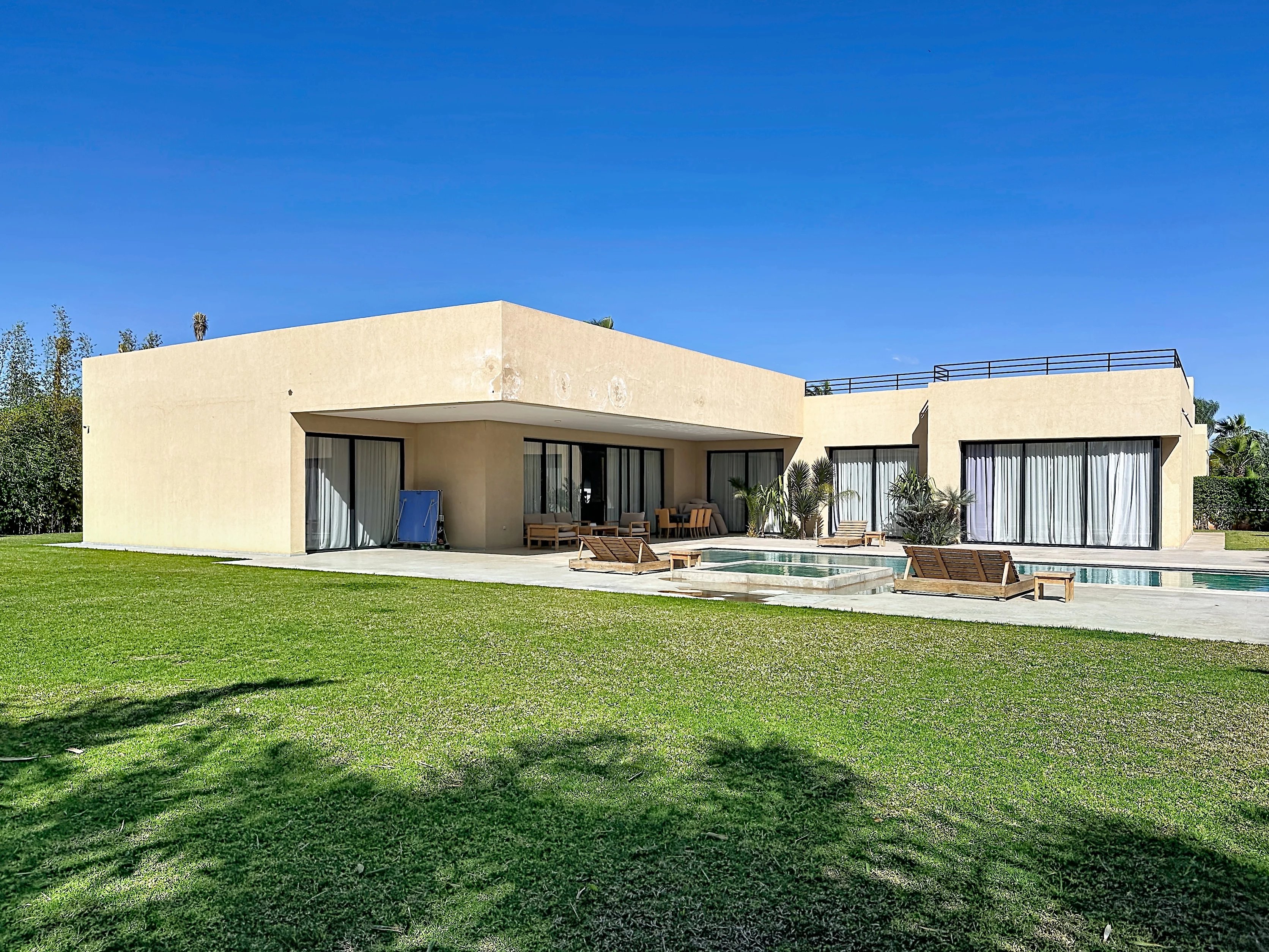 VILLA CONTEMPORAINE DE LUXE A VENDRE – 4 SUITES, ROUTE DE L’OURIKA KM 9, RESIDENCE SECURISEE