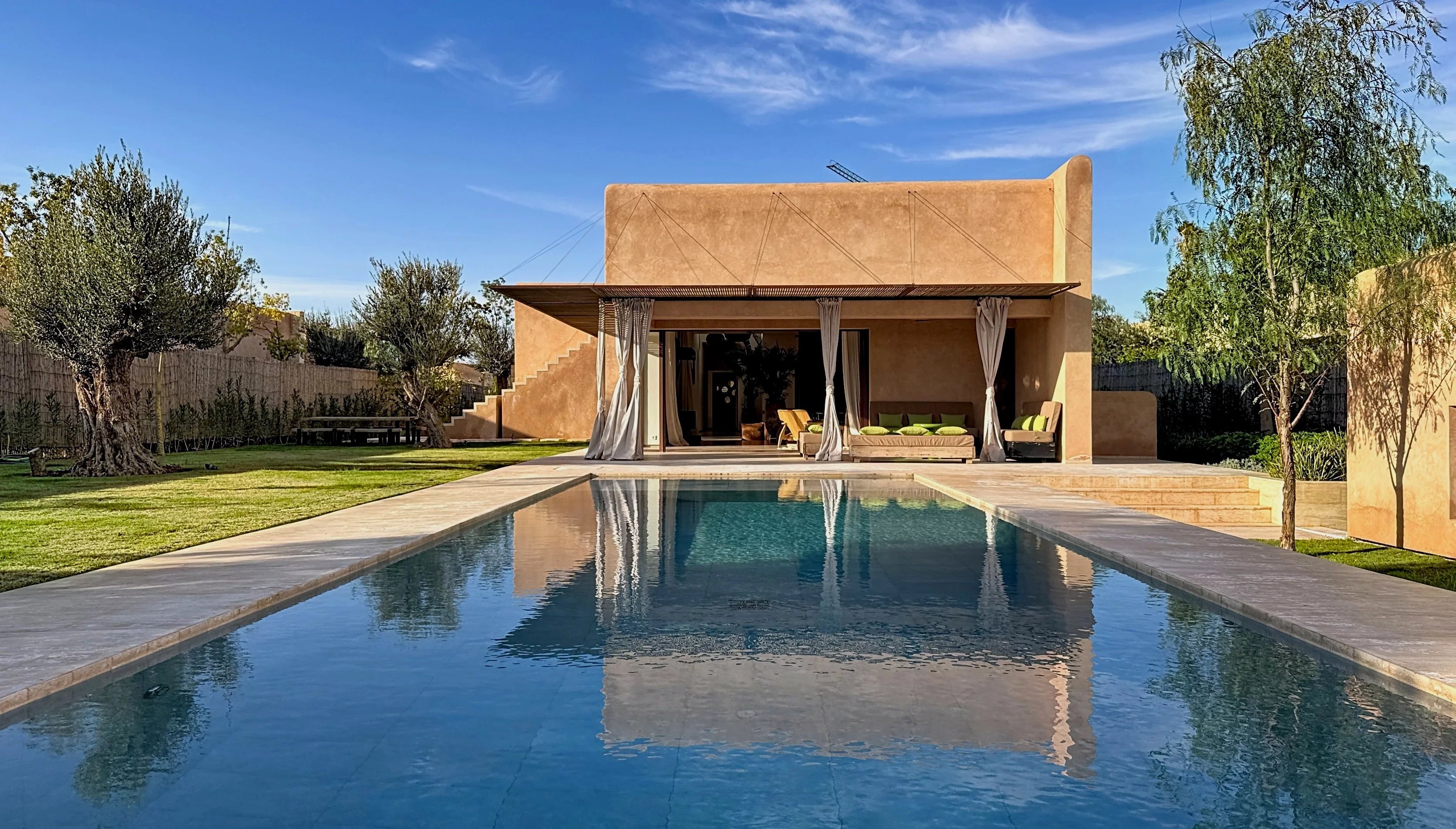 À VENDRE – ÉLEGANTE VILLA D’ARCHITECTE DE PLAIN-PIED SUR LA ROUTE D’AMIZMIZ