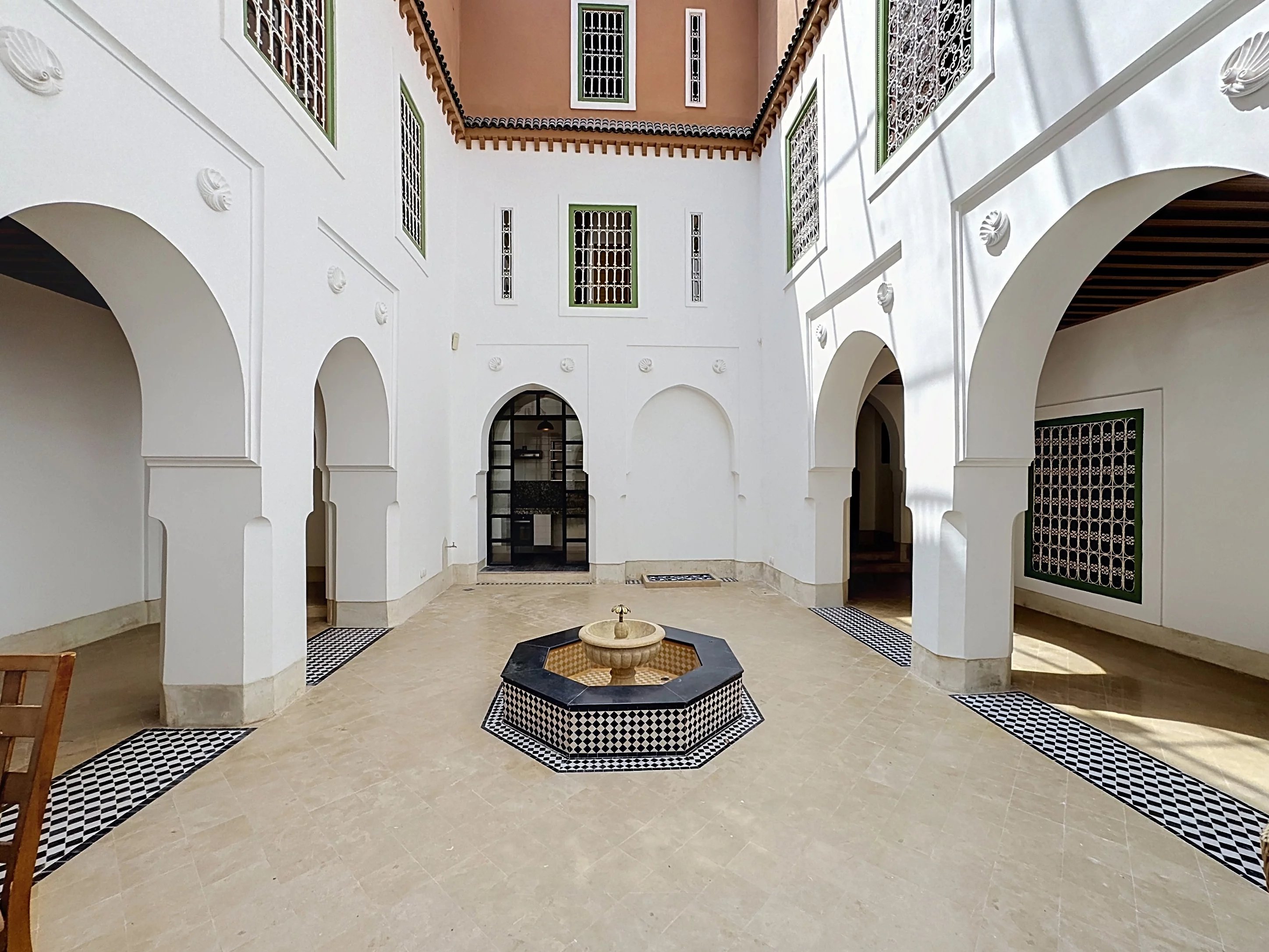 RIAD D’EXCEPTION – 180 M² AU SOL – ARCHITECTURE MAROCAINE ÉLÉGANTE – EMPLACEMENT PREMIUM RIAD ZITOUN