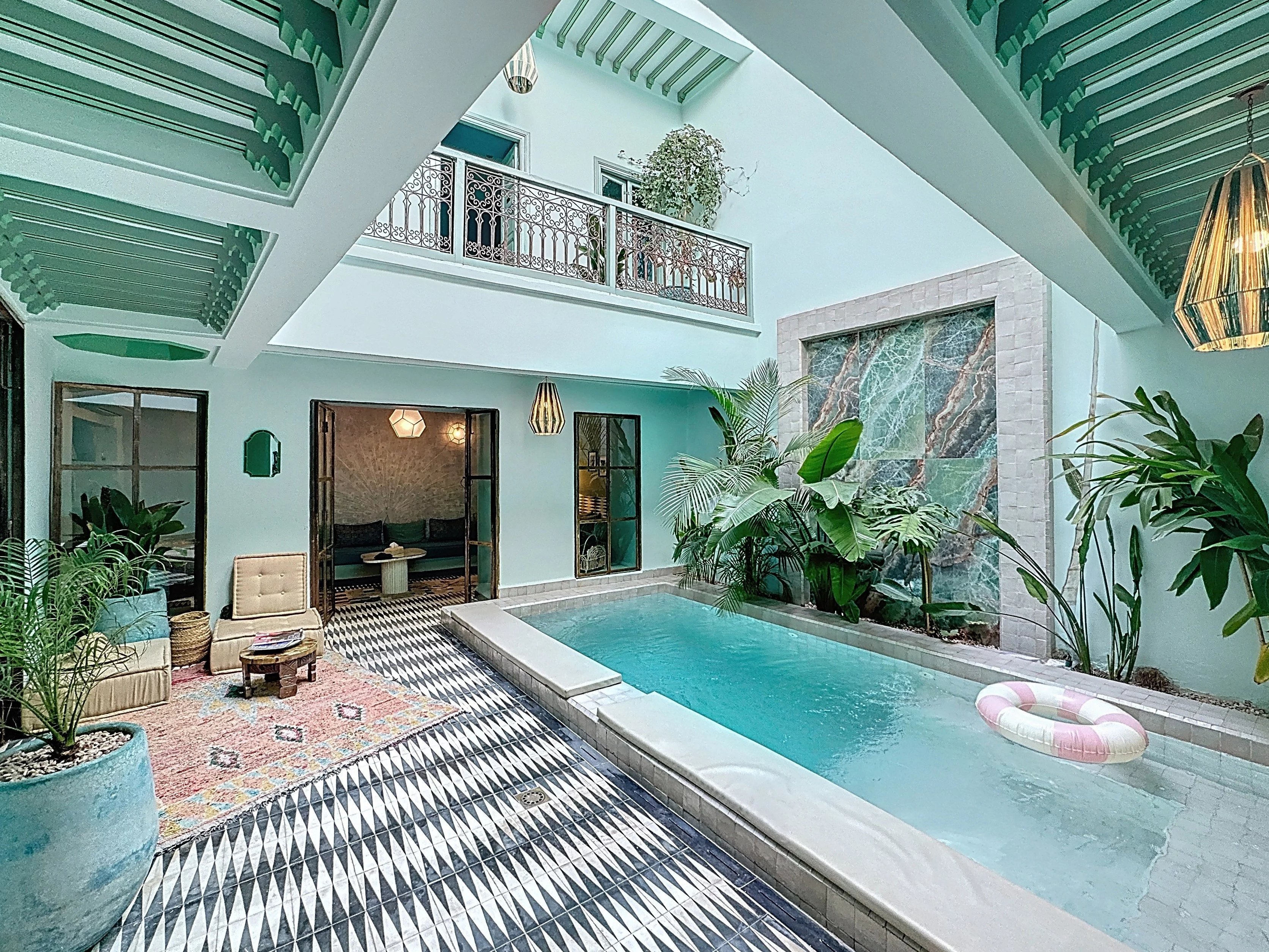 CHARMANT RIAD TITRE DE 140 M² AVEC PISCINE CHAUFFEE ET VUE ATLAS