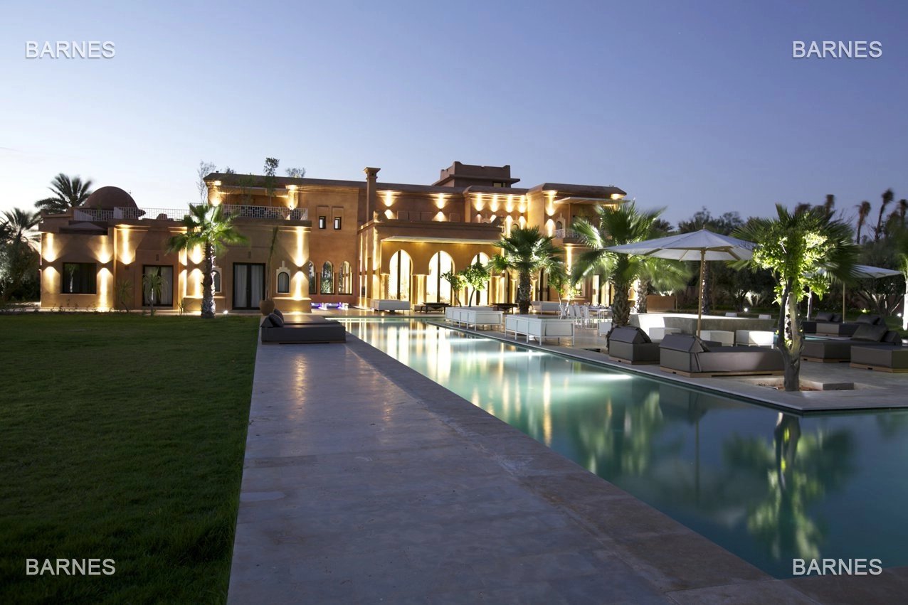 Beautiful property combining Moroccan architecture and Moroccan decor elements in a sleek modernism. Located on a beautiful park of a hectare , it consists of 6 suites and its dependencies, more livab