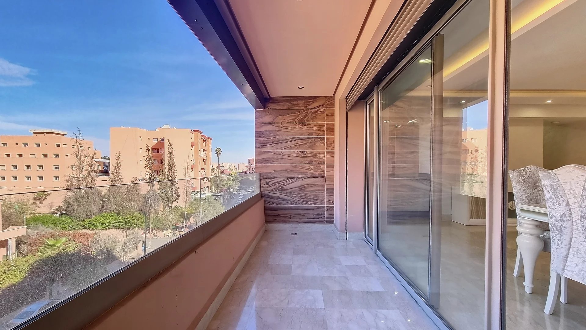 APPARTEMENT DE STYLE A VENDRE A GUELIZ – CHARME ET EMPLACEMENT CENTRAL