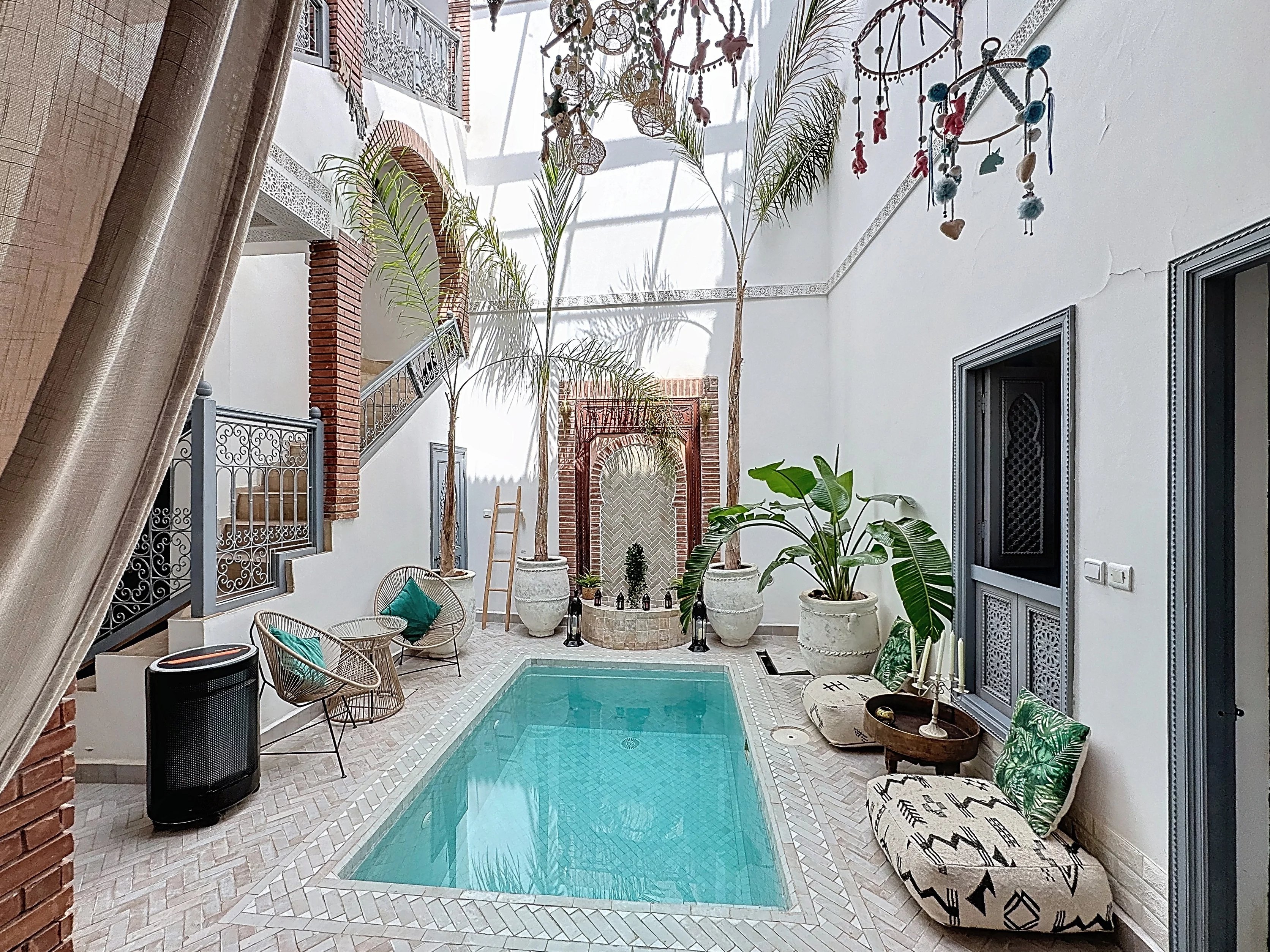 À VENDRE : RIAD DE CHARME TITRE AVEC ROOFTOP – 4 CHAMBRES, ENVIRONNEMENT CALME ET SECURISE
