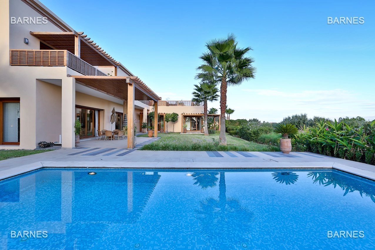 villa sur golf aux finitions exceptionnelles, matériaux très haut de gamme, ascenceur....