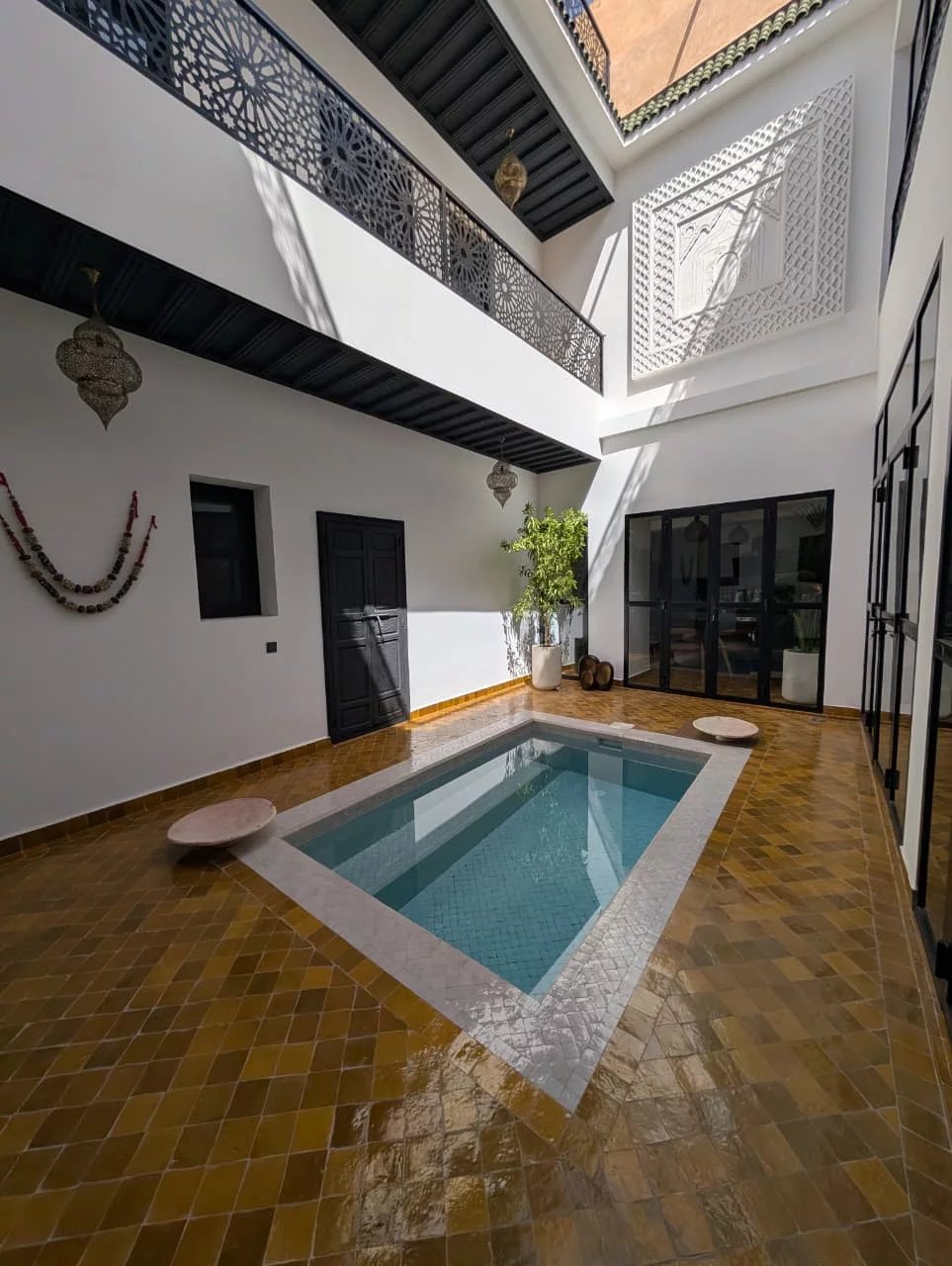 ÉLEGANT RIAD RENOVE – ALLIANCE PARFAITE ENTRE AUTHENTICITE ET MODERNITE AU CŒUR DE RIAD LAROUSS, MARRAKECH