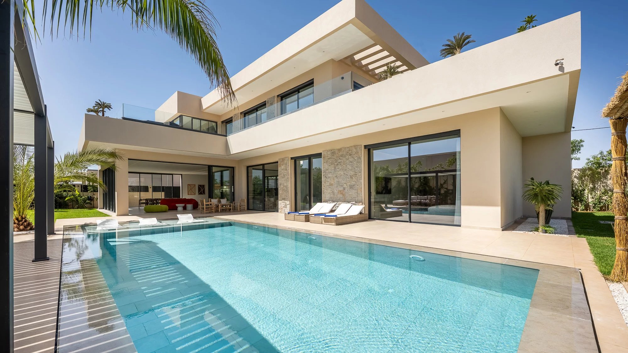 Villa in gated community - 420 m², land 1 000 m², reception 130 m², 5 suites