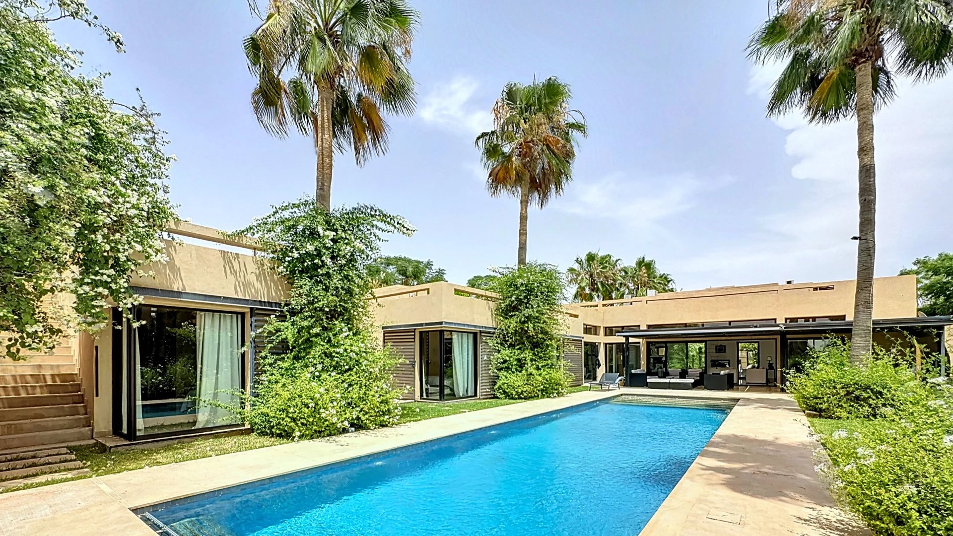 MAGNIFIQUE VILLA CONTEMPORAINE DE PLAIN-PIED AVEC VUE IMPRENABLE SUR LE GOLF