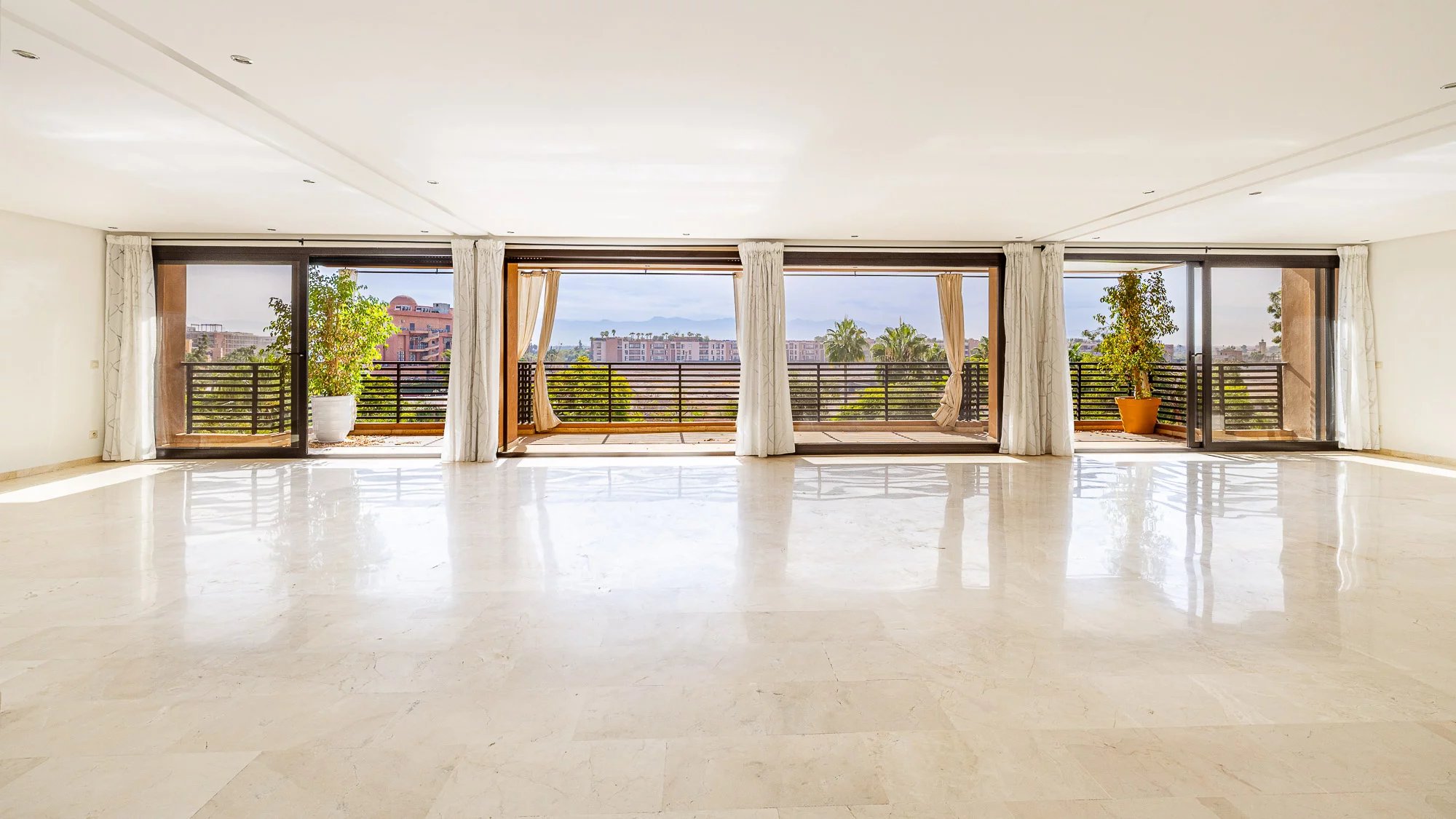 Hivernage – Dernier étage 250 m², terrasse vue Atlas, 3 suites, rooftop piscine