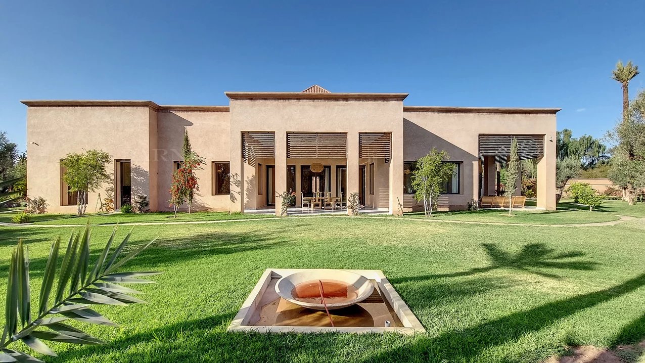 Luxurious 950m² Villa with Pool in Marrakech