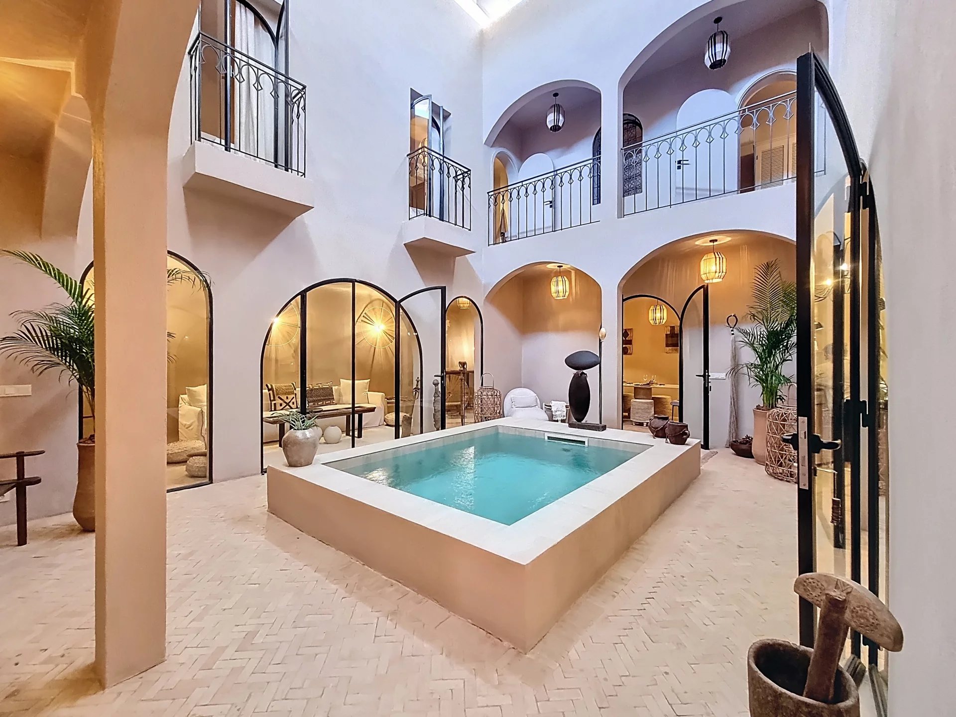 SUPERBE RIAD DE LUXE AVEC ACCES VOITURE ET PISCINE CHAUFFEE – MEDINA DE MARRAKECH