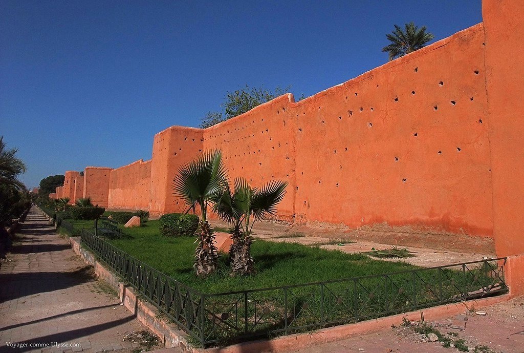 RARE LAND ON THE EDGE OF THE CITY WALLS OF THE MEDINA, IDEAL FOR A GUEST PALACE.