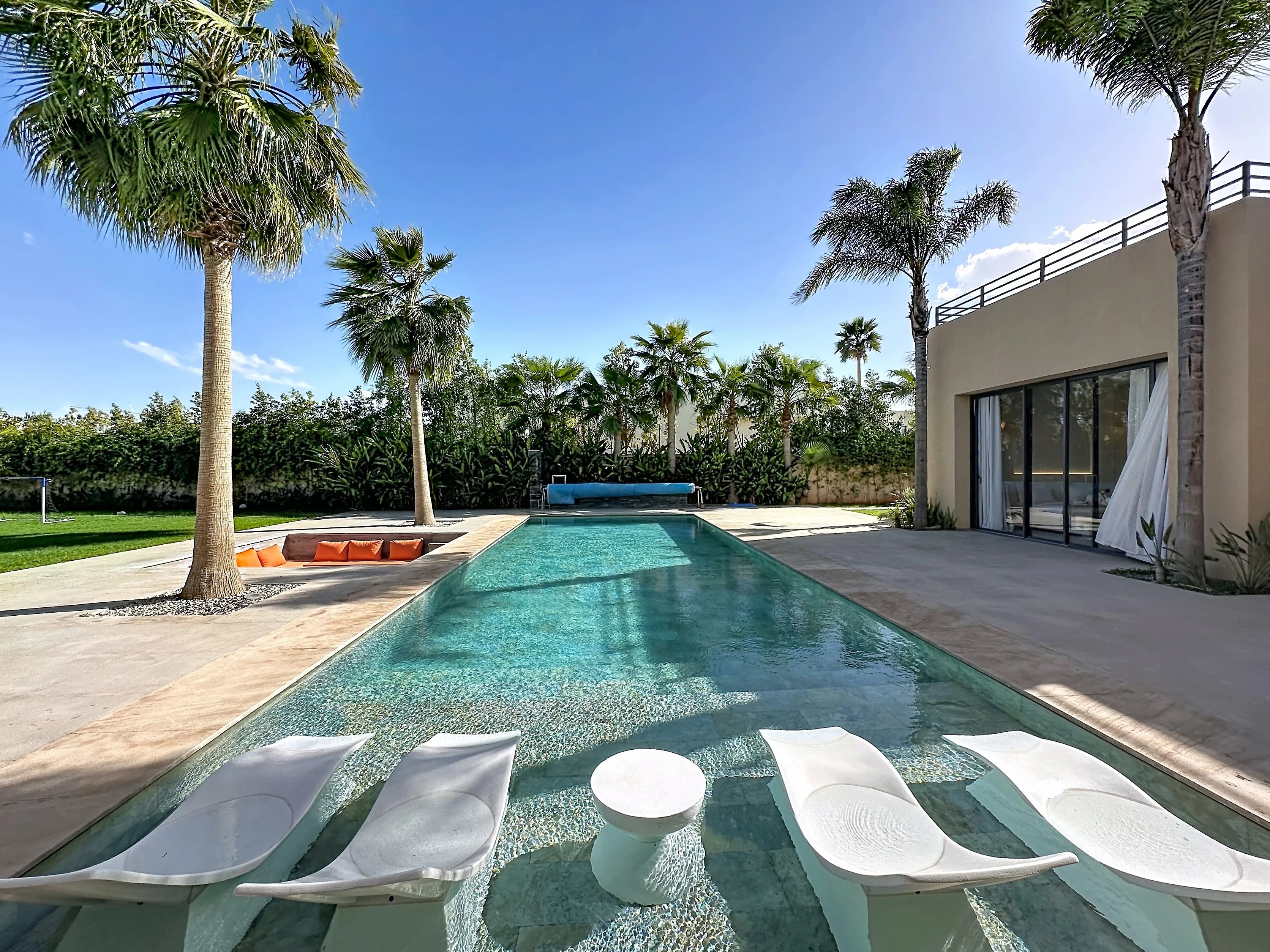 SUPERBE VILLA ROUTE DE L’OURIKA – 4 SUITES – 400 M² – TERRAIN 2 200 M² AVEC PISCINE 15X5 – RESIDENCE SECURISEE EXCLUSIVE (4 VILLAS)