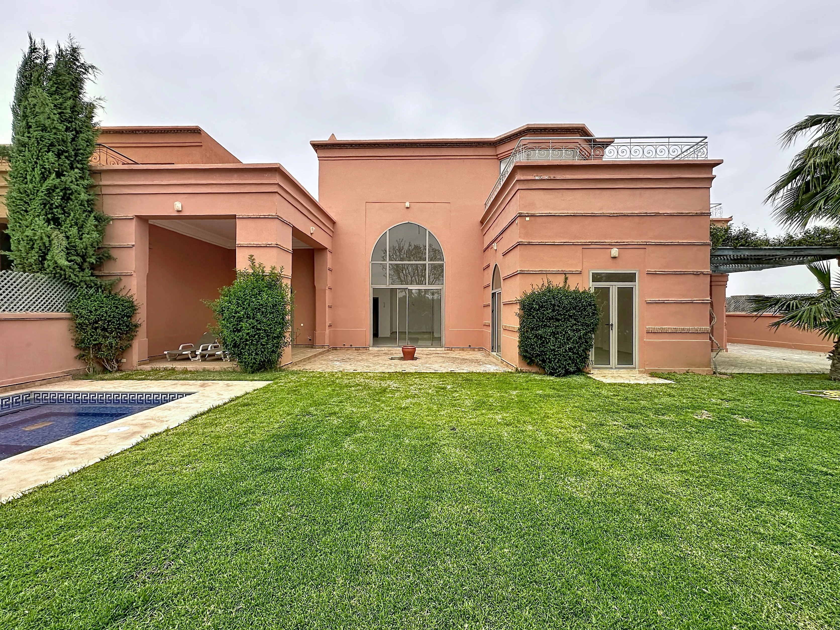 LOCATION LONGUE DUREE – SPACIEUSE VILLA VIDE DE 450 M² AVEC PISCINE ET JARDIN A AMELKIS